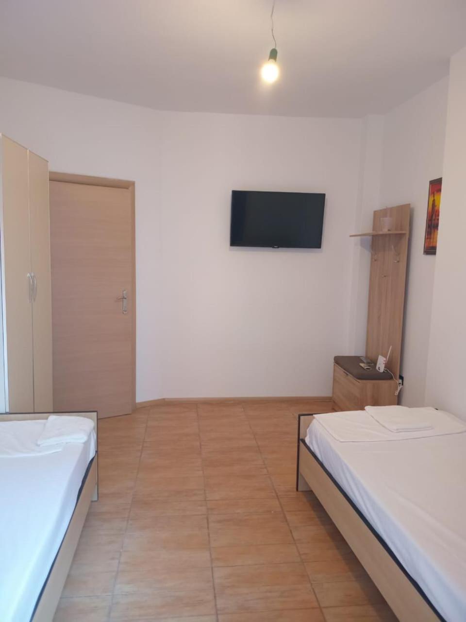 1 Minute From City Center - Double Size Bed Couette-café Tirana